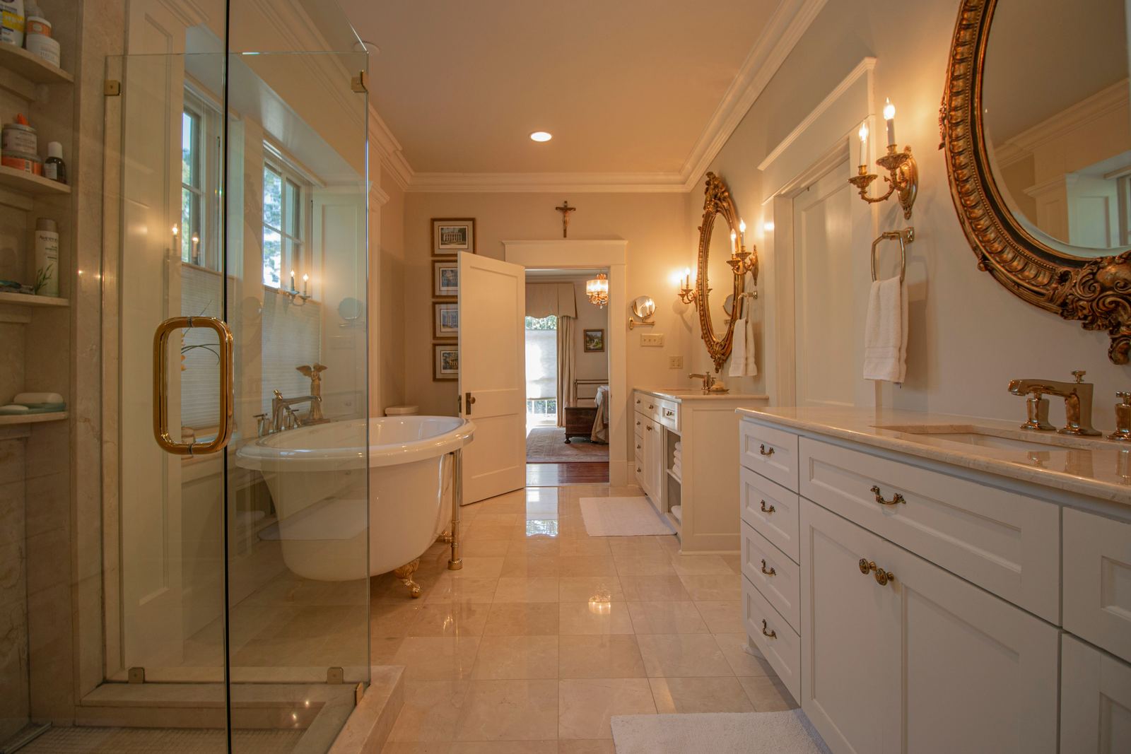 Salle de bains principale aux prestations haut de gamme