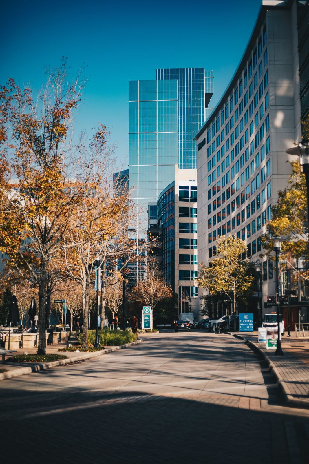 Rue bordée d'arbres à Waterway Square, The Woodlands