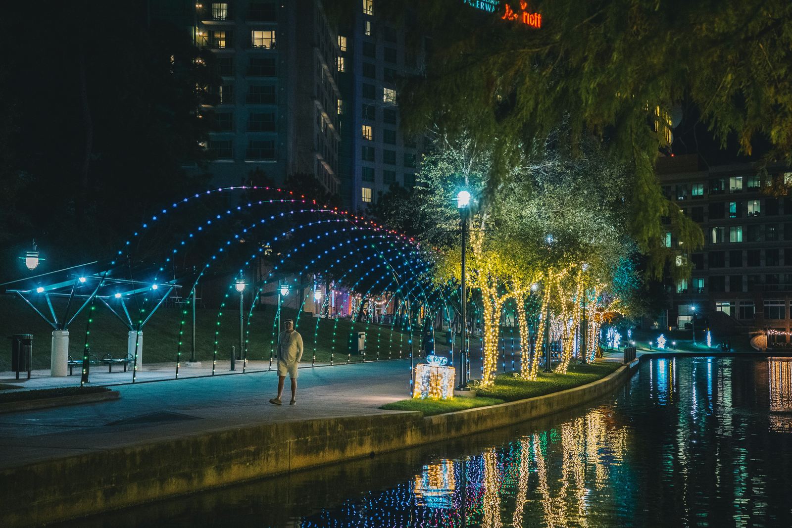 Le Waterway illuminé le soir, The Woodlands
